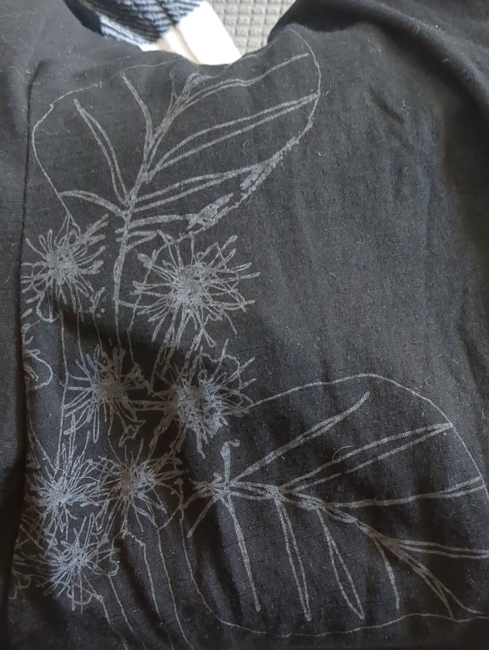 Icebreaker Nature 100% Merino Wool V-Neck Graphic Tee Black Leaf Print Size M - Picture 6 of 8
